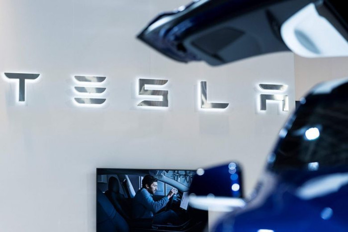 Giá cổ phiếu Tesla tăng vọt sau thông báo "chia tách cổ phiếu"