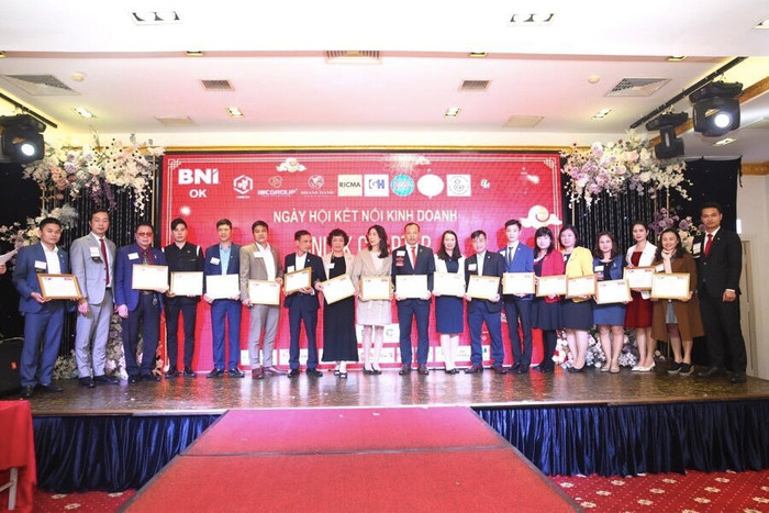 Ban tổ chức tặng quà cho những doanh nghiệp tài trợ hoạt động của BNI Ban tổ chức tặng quà cho những doanh nghiệp tài trợ hoạt động của BNI
