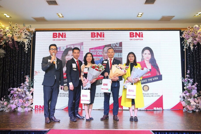 Chủ tịch BNI OK CHAPTER Nguyễn Văn Huy vinh danh các thành viên Gold Member Chủ tịch BNI OK CHAPTER Nguyễn Văn Huy vinh danh các thành viên Gold Member