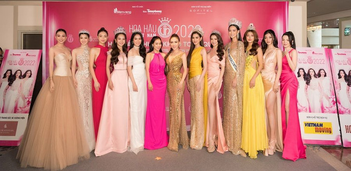 Dung Ruby - thương hiệu DRB (giữa) chụp hình cùng dàn hoa hậu, á hậu trong buổi họp báo Chung khảo cuộc thi Hoa hậu Việt Nam 2022 Dung Ruby - thương hiệu DRB (giữa) chụp hình cùng dàn hoa hậu, á hậu trong buổi họp báo Chung khảo cuộc thi Hoa hậu Việt Nam 2022