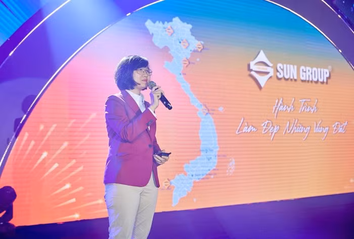 Giám đốc Kinh doanh Sun Property Mai Thị Hồng Quyên thuyết trình về dự án