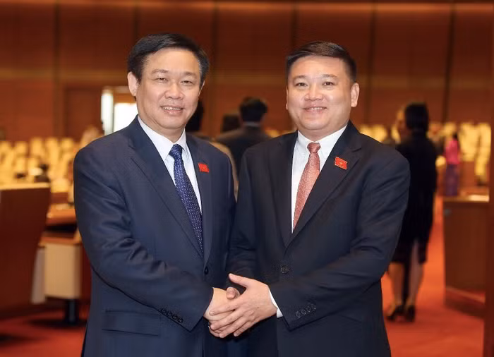 TS Trần Khắc Tâm và Chủ tịch Quốc hội Vương Đình Huệ. Ảnh: An Trần
