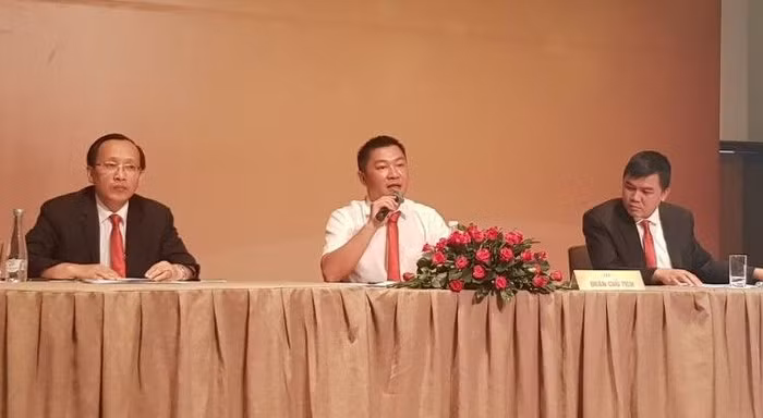 Ông Nguyễn Khánh Hưng - Chủ tịch HĐQT LDG (giữa) thảo luận với các cổ đông tại một ĐHCĐ thường niên của công ty