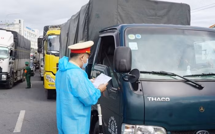 Phó Thủ tướng: Không kiểm tra xe chở hàng thiết yếu phục vụ vùng có dịch Covid-19