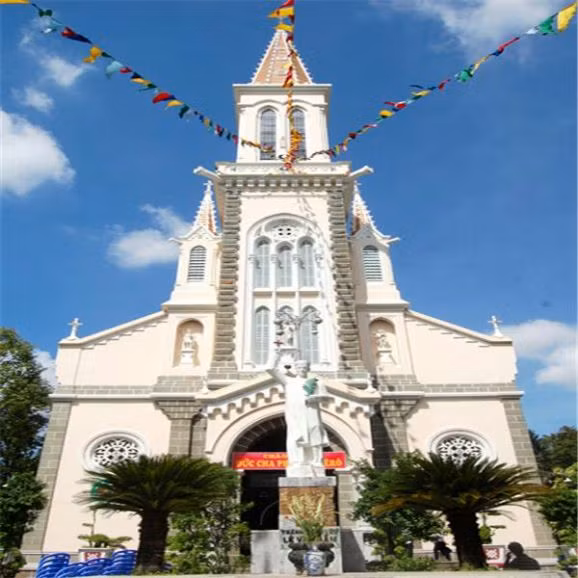 Nhà thờ Huyện Sĩ hiện nay được xếp hạng là một trong những công trình kiến trúc nhà thờ cổ kính đẹp nhất Sài Gòn, do đại hào phú Lê Phát Đạt (Huyện Sĩ) hiến đất và bỏ tiền ra xây dựng