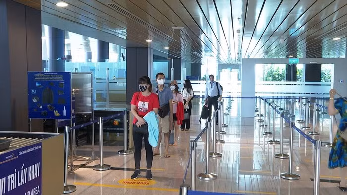 Hành khách xếp hàng làm thủ tục đi TP Hồ Chí Minh