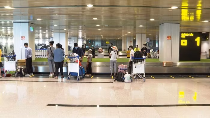 Hành khách làm thủ tục đi TP Hồ Chí Minh