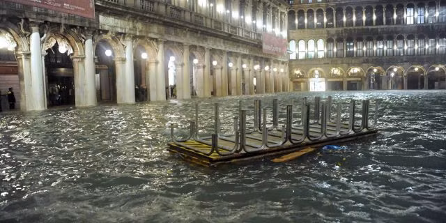 Biến đổi khí hậu đang tàn phá thành phố lãng mạn nhất châu Âu ảnh 3