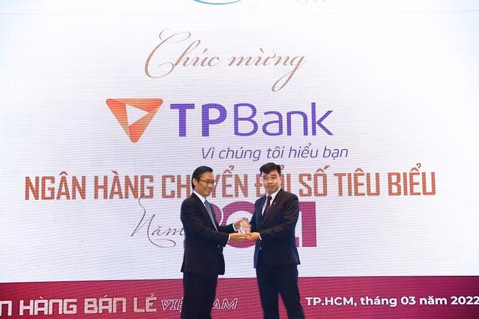 Đại diện TPBank nhận giải thưởng IDG Việt Nam