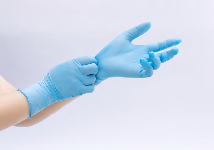 Từ 15/03 tạm ngừng kinh doanh tạm nhập, tái xuất khẩu trang, găng tay y tế trang phục phòng, chống dịch