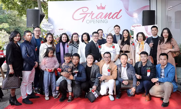 Các đại biểu chụp ảnh lưu niệm cùng Royal Gift