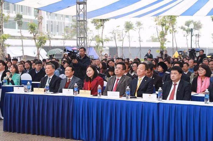 Ông Đỗ Quang Hiển – Chủ tịch HĐQT và Ban Lãnh đạo Ngân hàng tham dự sự kiện SHB ký kết hợp tác với ĐHQG Hà Nội