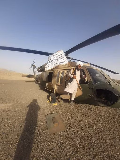 Chiếc trực thăng vận tải đa nhiệm Black Hawk bị hỏng, Taliban thu giữ ở tỉnh Ghazni