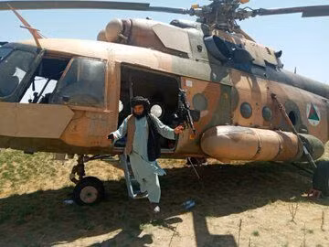 Hai chiếc trực thăng Mi-17 của không quân Afghanistan bị Taliban thu chiến lợi phẩm.