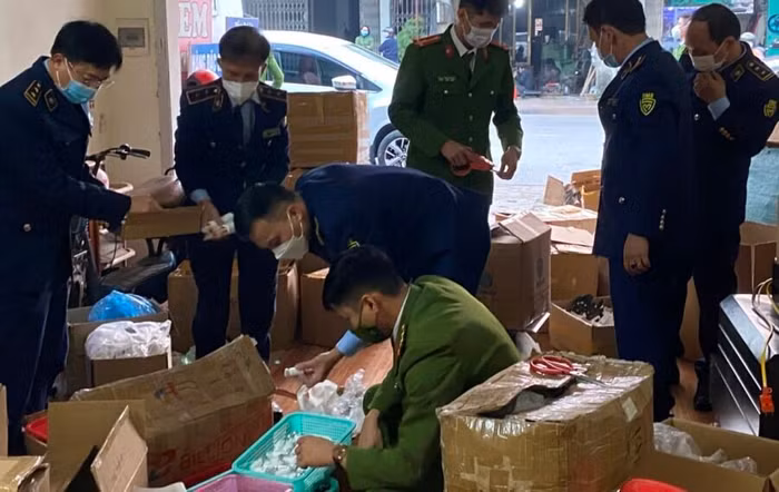 Lực lượng chức năng tỉnh Hải Dương kiểm tra xưởng sản xuất mỹ phẩm giả