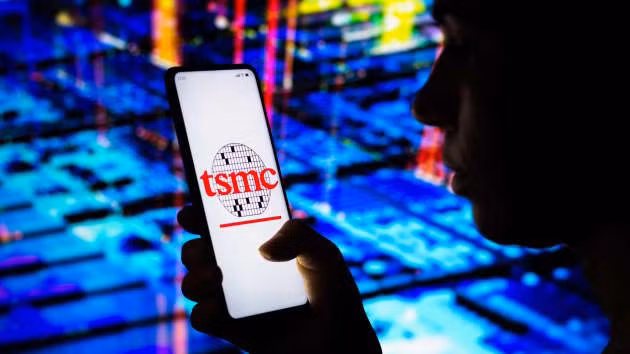 Chuyến thăm Đài Loan của bà Pelosi đặt nhà sản xuất chip lớn nhất thế giới vào thế khó