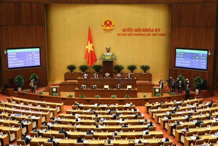 Có 424/426 đại biểu tham gia biểu quyết tán thành, Quốc hội đã chính thức thông qua Nghị quyết về chính sách tài khóa, tiền tệ để hỗ trợ Chương trình phục hồi và phát triển kinh tế - xã hội. (Ảnh: VGP)