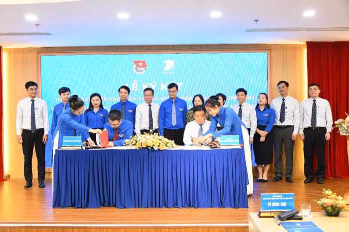 Đồng chí Nguyễn Tường Lâm, Bí thư Trung ương Đoàn, Phó chủ nhiệm thường trực ủy ban quốc gia về thanh niên Việt Nam (bên trái) và đồng chí Huỳnh Quang Liêm (bên phải), Tổng Giám đốc Tập đoàn VNPT ký kết thỏa thuận hợp tác giai đoạn 2023 – 2027 giữa hai đơn vị