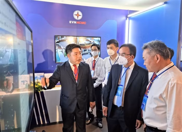 Phó Tổng giám đốc EVNHCMC, ông Luân Quốc Hưng đang giới thiệu về Make by EVN của Điện lực TPHCM.