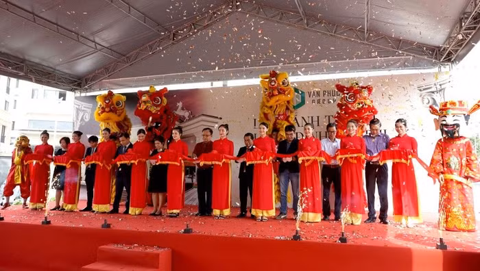 Đại diện Van Phuc Group và các nhà thầu cắt băng khánh thành