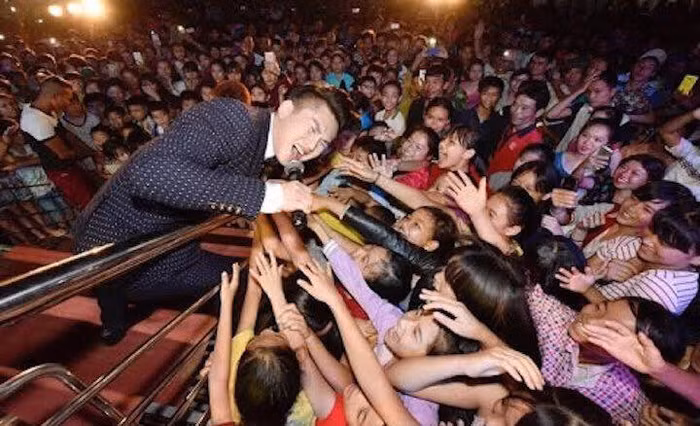 Du Thiên mang tiếng hát và quần áo đến sưởi ấm vùng đất Hoàng Su Phì – Hà Giang. ảnh 1