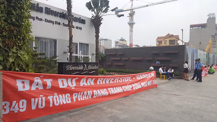 Cổ đông Prosimex căng biểu ngữ "đuổi" khách hàng mua nhà