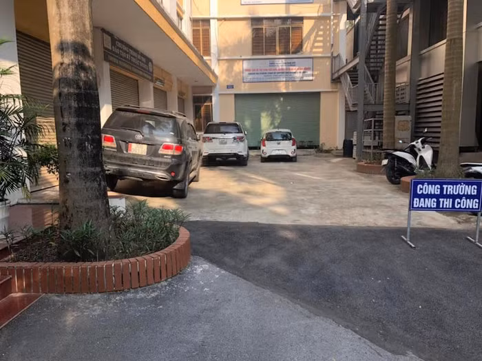 Sân lát gạch đã được thay thế bằng sân trải nhựa đường trong khuôn viên của trường.