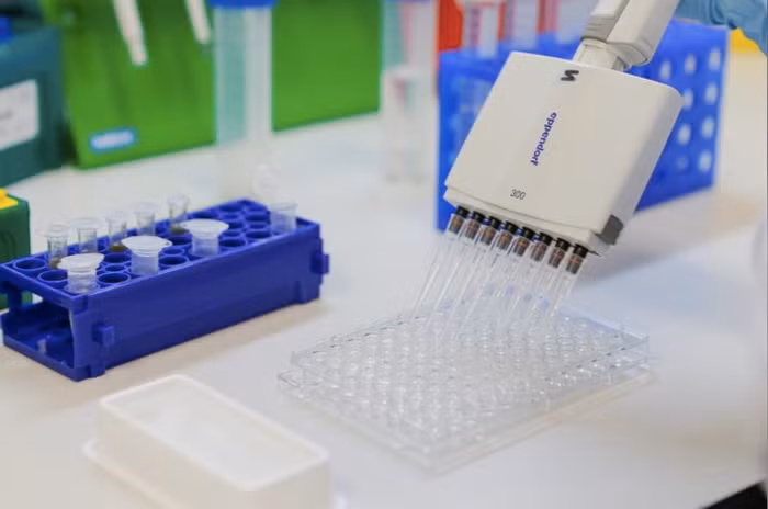 Phát hiện nhược điểm lớn của vaccine trị Covid-19 của Nga, Trung Quốc