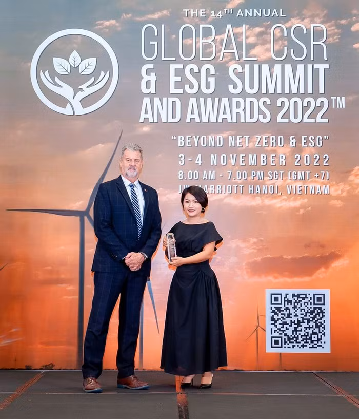 Bà Phạm Thị Bích Liên - Trưởng phòng Vận hành tiếp thị và Phát triển bền vững Home Credit Việt Nam - đại diện nhận giải “CSR & ESG Leadership Award 2022”