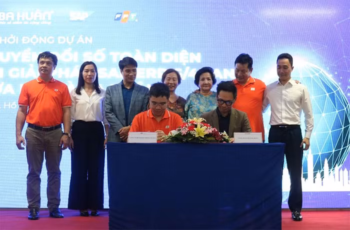 Ông Nguyễn Hoàng Minh - Tổng Giám đốc FPT IS đại diện Tập đoàn FPT ký kết hợp tác chuyển đổi số toàn diện cùng Ông Trần Việt Hưng - Tổng giám đốc Công ty Cổ phần Ba Huân