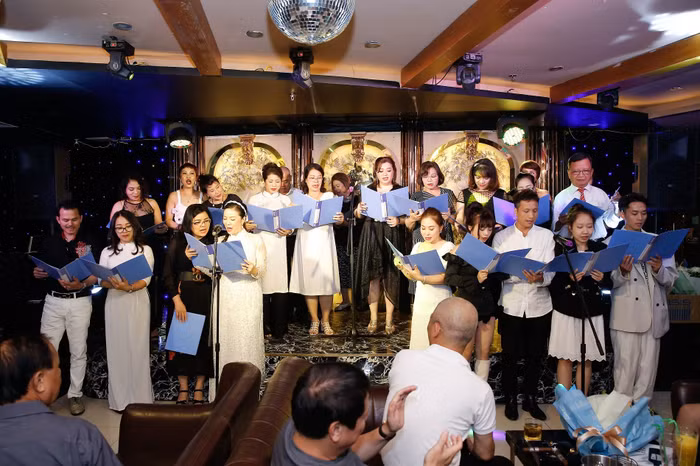 Lớp học hát online với những mối thâm tình không…ảo