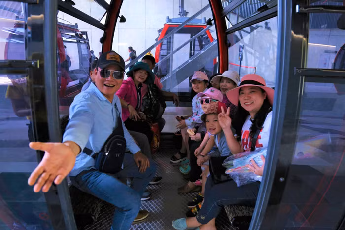 Du khách phấn khởi chinh phục núi Bà Đen bằng tuyến cáp treo mới