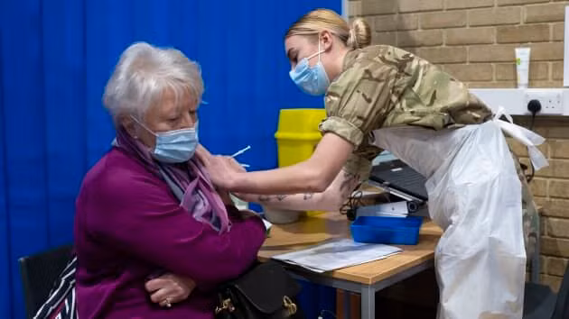 Anh triển khai mũi vaccine thứ 4, thứ 5 cho những người trên 75 tuổi và những người dễ bị tổn thương