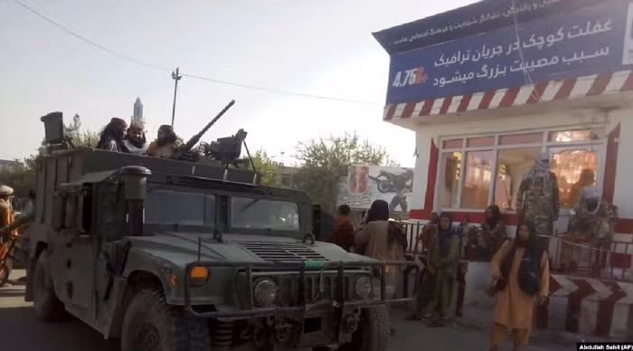 Các tay súng Taliban trên xe Humvee của Mỹ trong thành phố Zaranj
