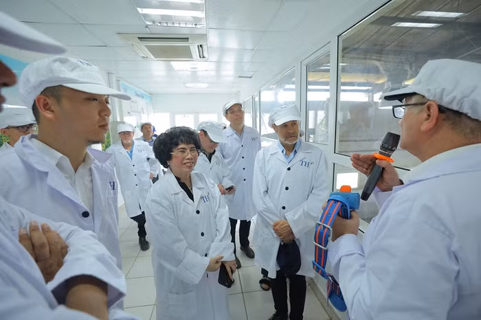 Đoàn tìm hiểu về công nghệ chăn nuôi bò sữa tại trang trại TH