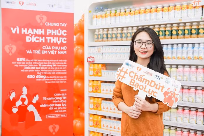 Khách hàng “check-in” tại góc cam tại TH true mart