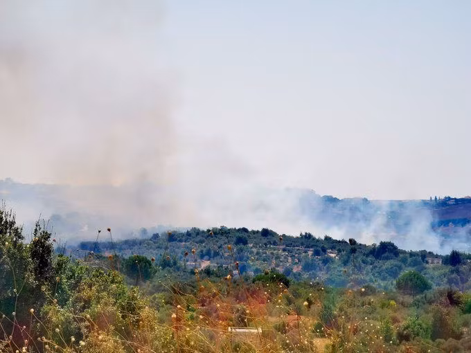 Lực lượng pháo binh Israel pháo kích ác liệt vào lãnh thổ Lebanon.