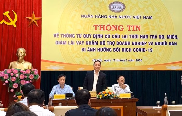 Phó Thống đốc Thường trực NHNN Đào Minh Tú trao đổi về các giải pháp hỗ trợ với thiệt hại do COVID-19. Ảnh:VGP/Huy Thắng.