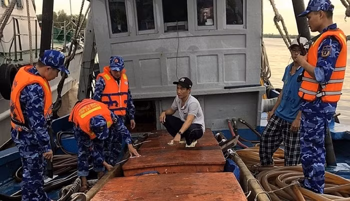 Cảnh sát biển bắt giữ tàu chở dầu DO không rõ nguồn gốc tại mũi Cà Mau