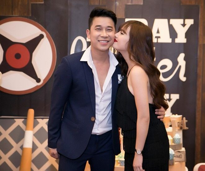 Lê Hoàng (The Men) và vợ 9X làm tiệc thôi nôi cho con trai