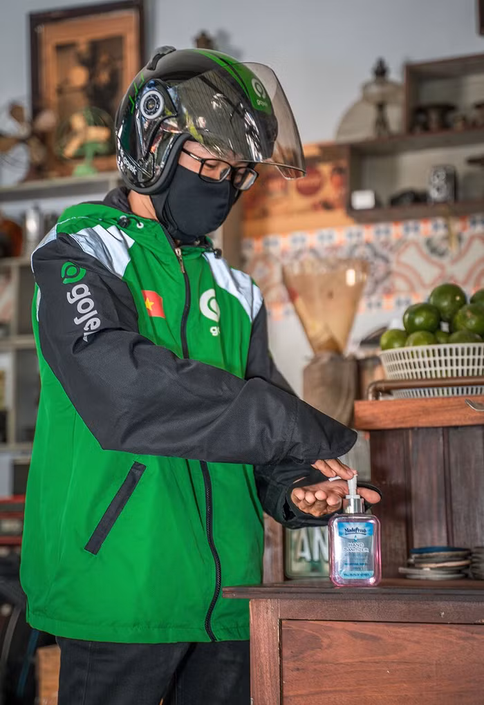 Rửa tay diệt khuẩn trước khi nhận hàng