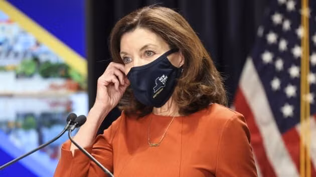 Thống đốc bang New York (Mỹ) Kathy Hochul cập nhật tình hình dịch bệnh trong buổi họp báo.