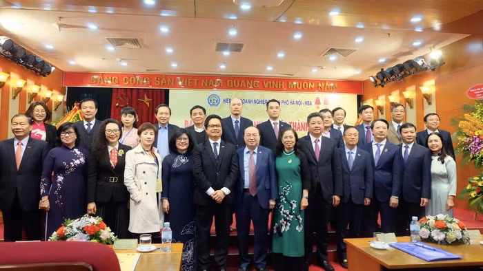 Toàn thể Ban Chấp hành, Ban Kiểm tra, Ban Thường vụ, Chủ tịch, Phó chủ tịch ra mắt Đại hội