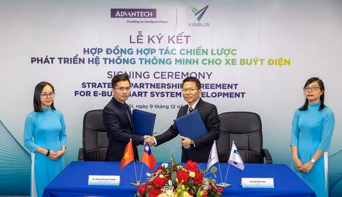 Ông Nguyễn Văn Thanh – Phó Tổng giám đốc VinBus (bên trái) và ông Đỗ Đức Hậu – Tổng giám đốc Advantech VN (bên phải) ký Hợp đồng hợp tác chiến lược phát triển hệ thống quản lý điều hành xe buýt thông minh