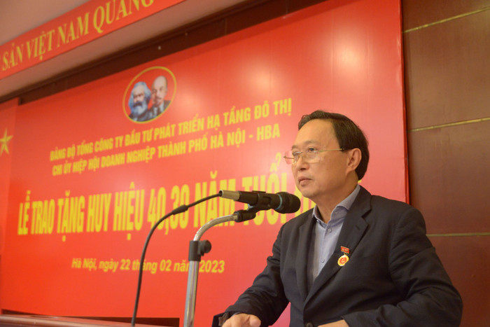 Lãnh đạo Đảng bộ Tổng Công ty Đầu tư phát triển hạ tầng đô thị chụp ảnh lưu niệm cùng 2 đồng chí Nguyễn Quốc Bình và Mai Xuân Hùng