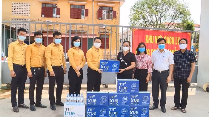 Hôm nay, đại diện Ngân hàng Bắc Á trao tặng sữa cho trẻ em tại khu cách ly tỉnh Bắc Giang