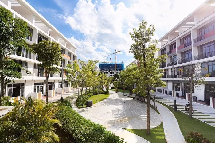 Tại Bình Minh Garden, shophouse đã hoàn thiện 98%, chung cư đang được xây dựng đến tầng 12.