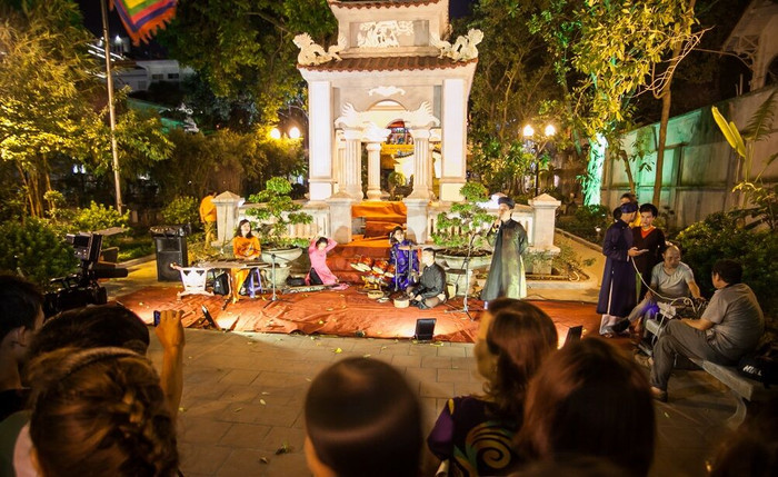 Người dân náo nức đổ về phố đi bộ thưởng ngoạn nghệ thuật đường phố ảnh 2