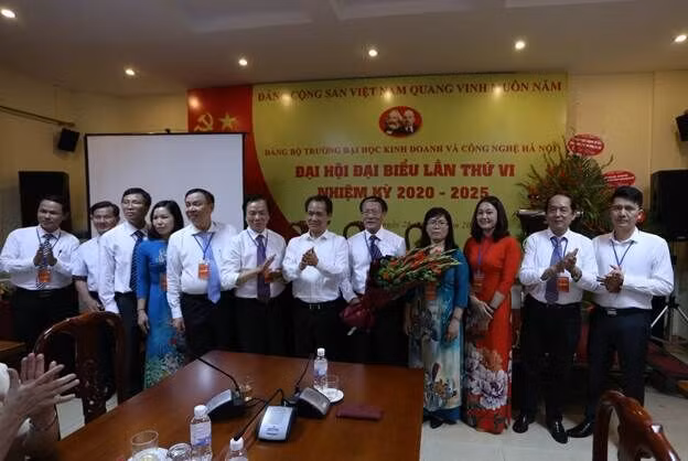 Ban chấp hành Đảng bộ Trường khóa VI, nhiệm kỳ 2020 – 2025 ra mắt đại hội