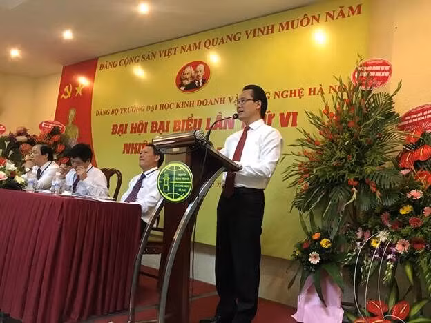 Đồng chí Nguyễn Thanh Sơn Phó Bí thư Đảng ủy Khối các trường Đại học, Cao đẳng Hà Nội đánh giá cao những kết quả mà Đảng bộ Trường Đại học Kinh doanh và Công nghệ Hà Nội đã đạt được